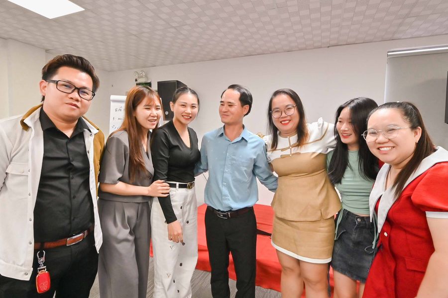 Chụp ảnh nhóm cùng học viên