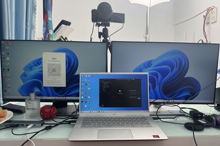 Góc làm video: hai màn hình, laptop và máy quay trên chân