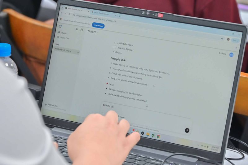 Học viên gõ lệnh AI trên laptop