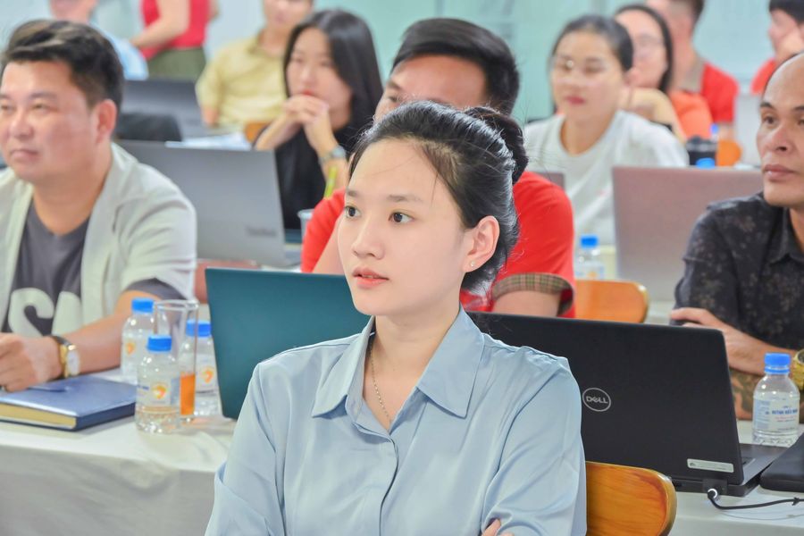 Học viên tập trung bên laptop
