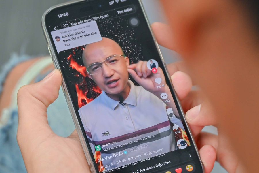Điện thoại mở một video của Gia Cát Duẩn
